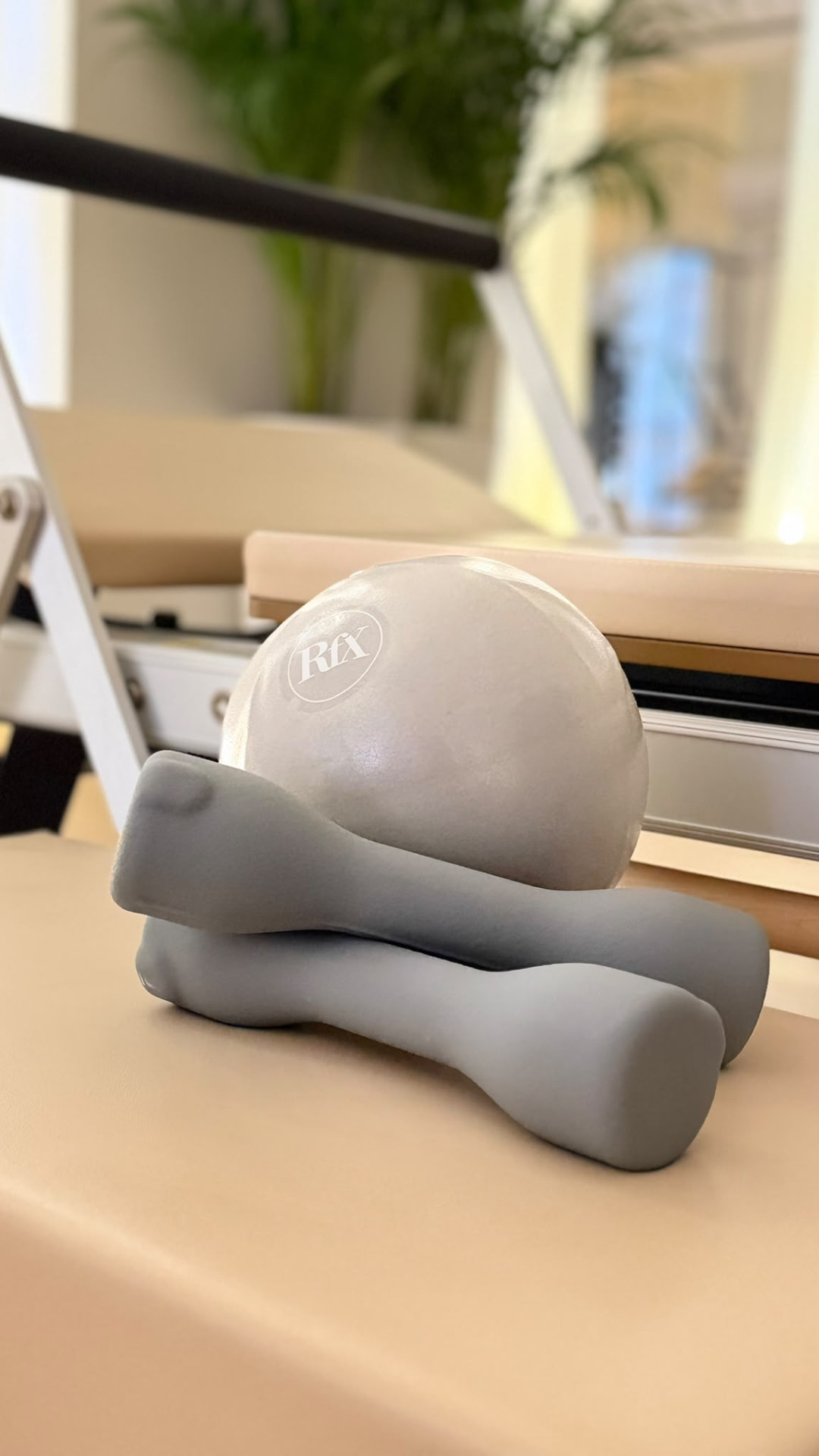 Pilates lopta i tegovi na reformer aparatu
